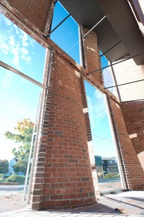Reinforced curved brick façade 

