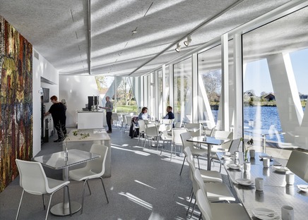 Henning Larsen designs a concrete gallery over the lake 

