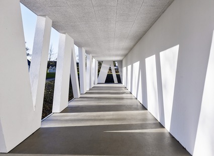Henning Larsen designs a concrete gallery over the lake 
