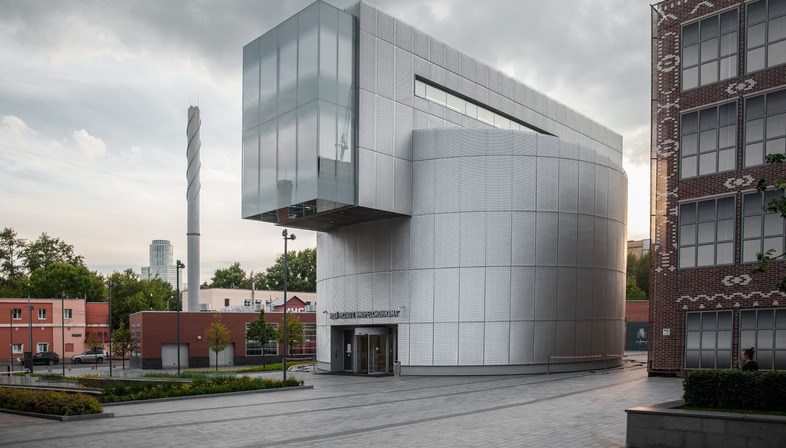 A micro-museum of Russian Impressionists made of concrete and perforated aluminium
