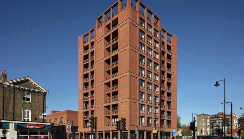 Block of flats with school in brick, concrete and wood
