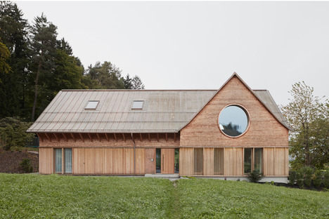 Innauer Matt Architekten’s concrete and wood house
