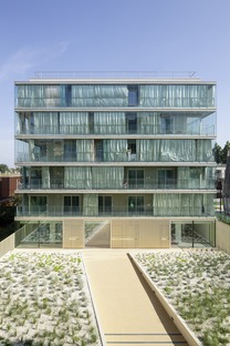 Concrete and glass social housing apartments by Atelier Kempe Thill
