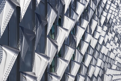 Hydroformed elements for the façade of Behnisch Architekten’s SEC at Harvard 
